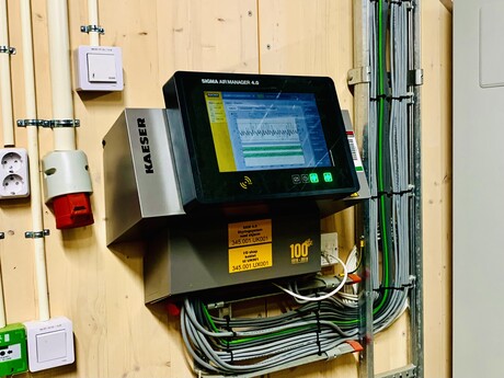 The SIGMA AIR MANAGER 4.0 controls the compressed air station and ensures equal utilization of the machines.