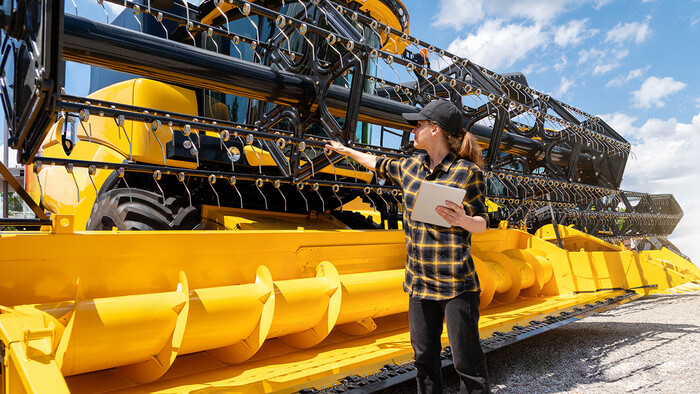 La moissonneuse-batteuse a été nettoyée par un professionnel à l’aide d’un compresseur d’air et inspectée pour le remisage hivernal.