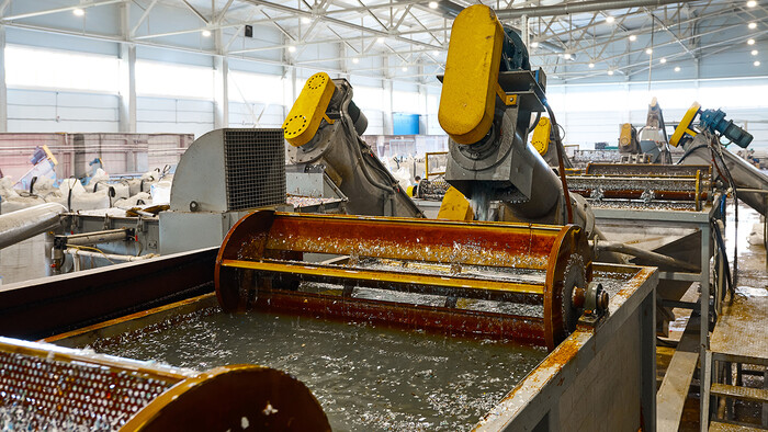 L’air d’échappement d’un compresseur chauffe l’eau pour les applications d’eau chaude lors du nettoyage de pièces.