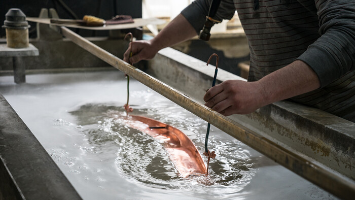 Électrodéposition avec de l’eau chaude produite par un compresseur d’air comprimé.